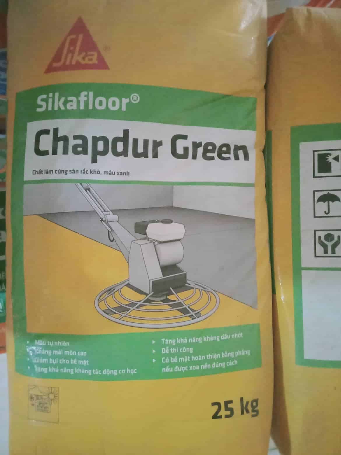 Sikafloor Chapdur Green làchất làm cứng sàn gốc xi măng, sử dụng được ngay ở dạng rắc khô, có chứa các cốt liệu thiên nhiên rất cứng có kích cỡ thành phần hạt được chọn lọc kỹ -Sử dụng để gia cố cho bề mặt sàn và các tấm bê tông, để tăng khả năng kháng mài mòn và nhờ đó giảm thiểu sự hình thành bụi - Ưu điểm: + Màu tự nhiên + Kháng mài mòn cao + Giảm bụi cho bề mặt + Tăng khả năng kháng va chạm + Tăng khả năng kháng dầu nhớt + Dễ thi công + Không cần phải thi công một lớp láng nên cứng như đá